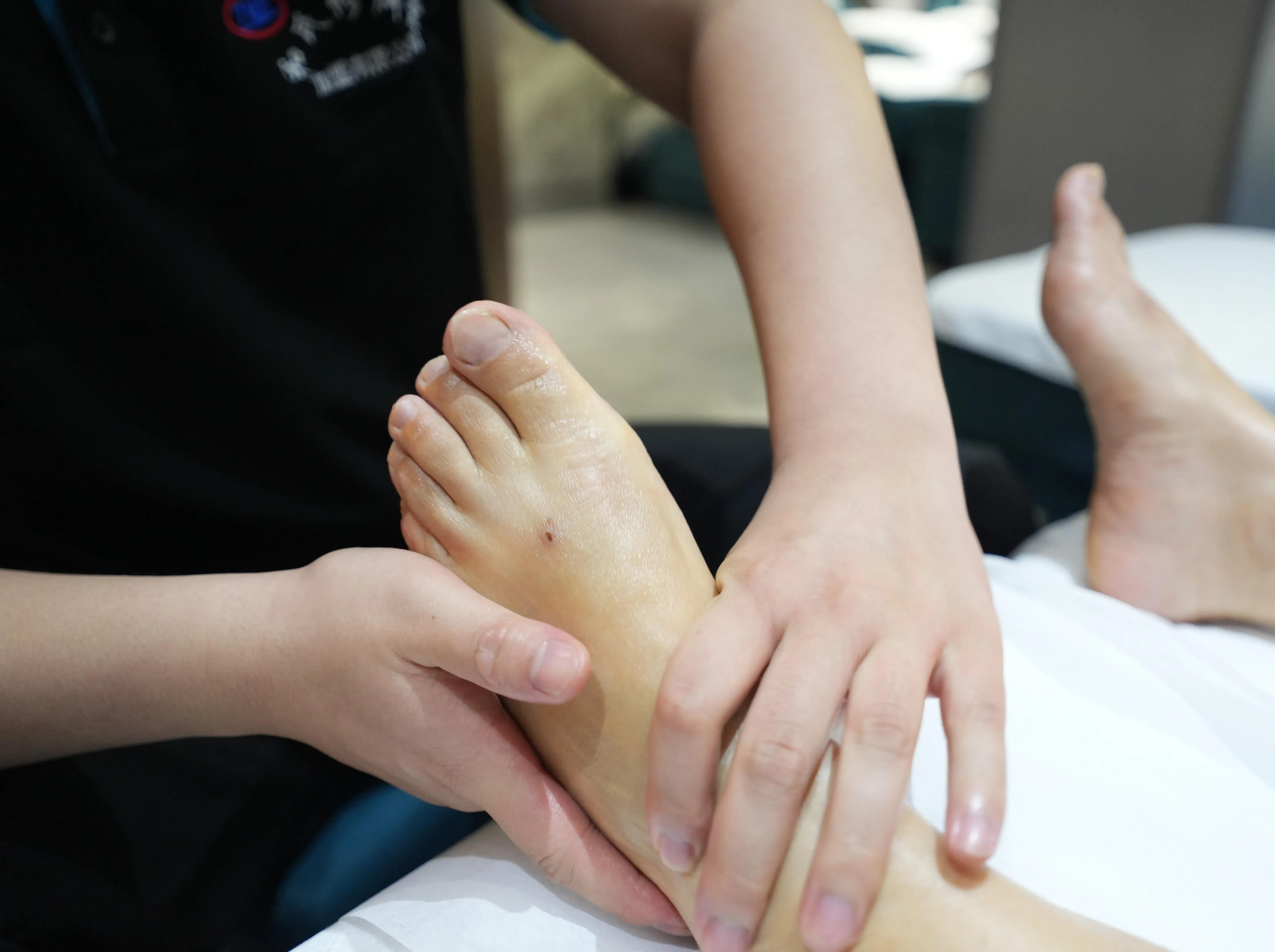 足疗行业热点解析：探花小哥实测路边养生馆服务体验