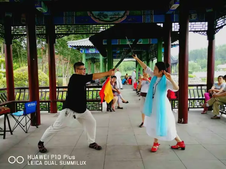 从吹牛到交付:揭秘'连吹带做'职场生存法则