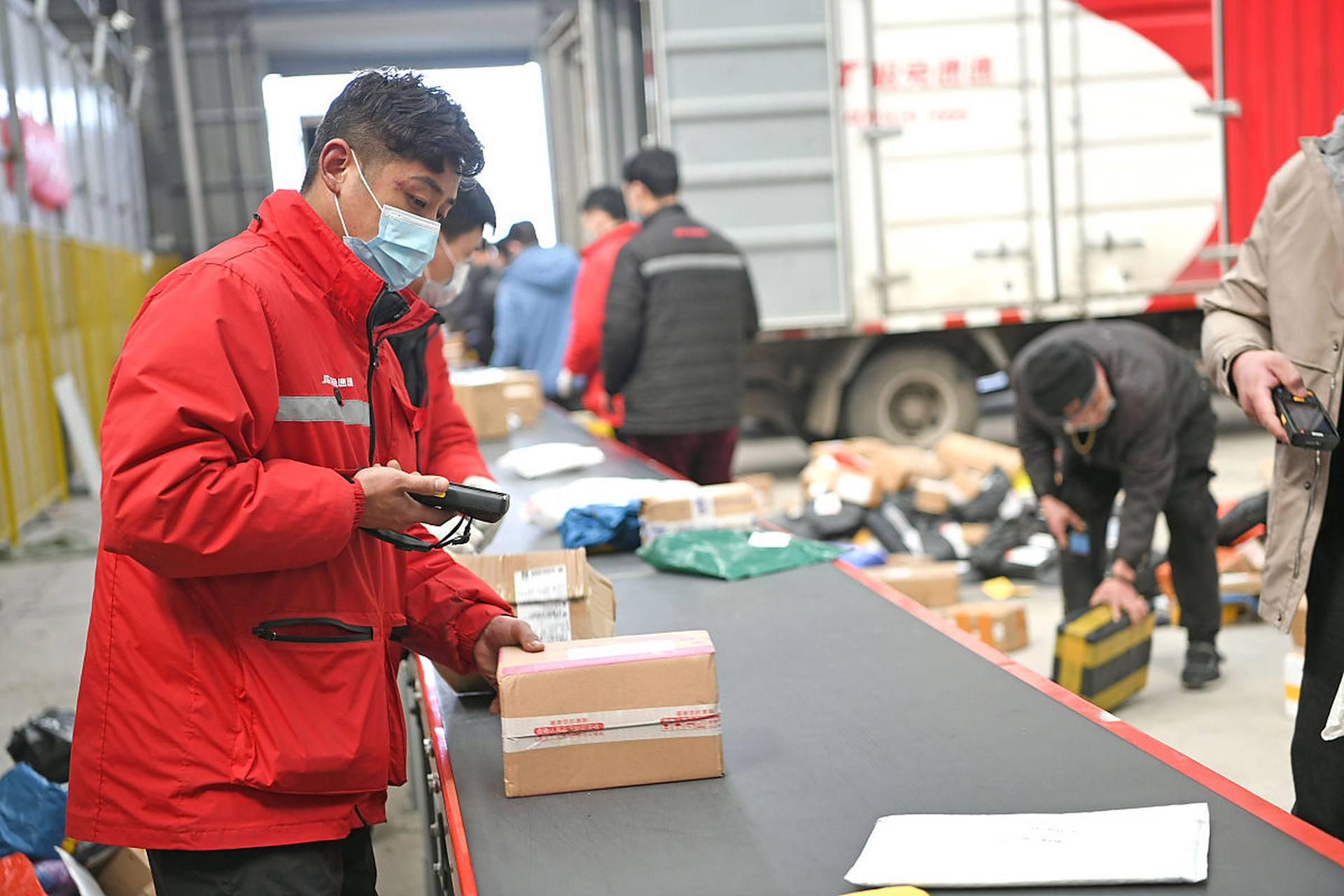 体育速递：老人森林做交易究竟靠谱吗？实地探访与隐藏风险全解析