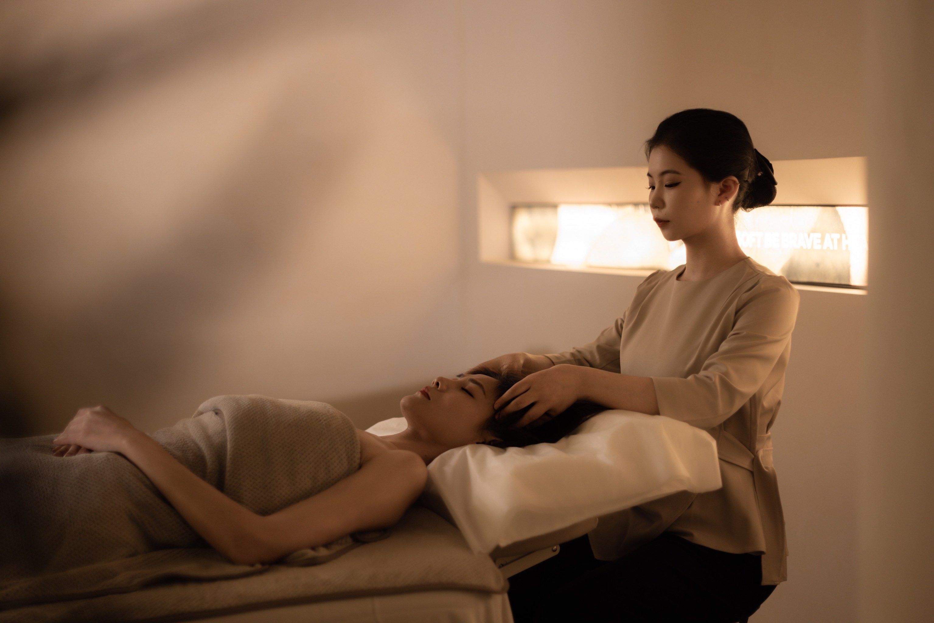 女子SPA按摩水宜方,身心疗愈的东方美学密码,解密水疗与经络的协同效应