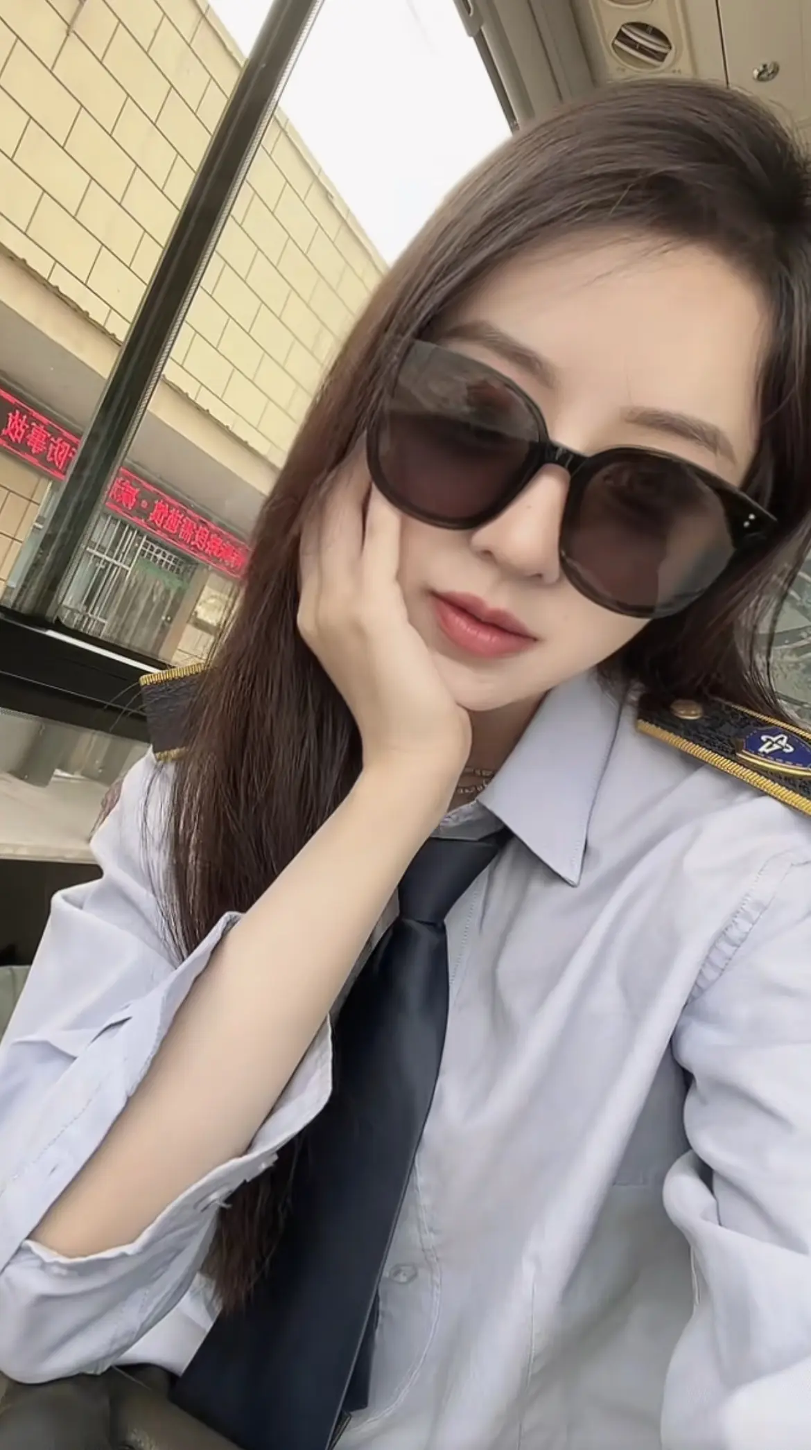 为何高颜值网红总陷争议?揭秘百万流量背后的生存法则