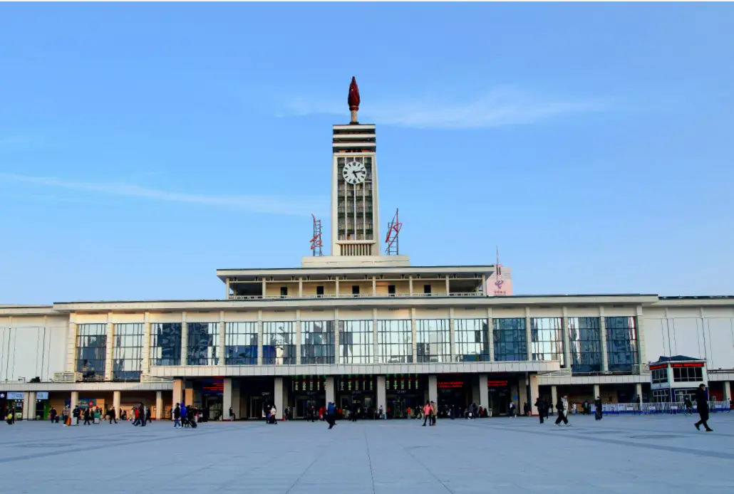 在长沙火车站怎样才能认识到女生?