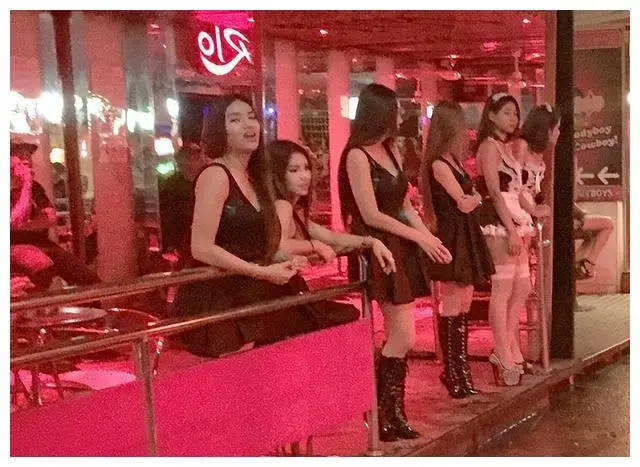 城中村站街女：城市化夹缝中的生存镜像与伦理困境