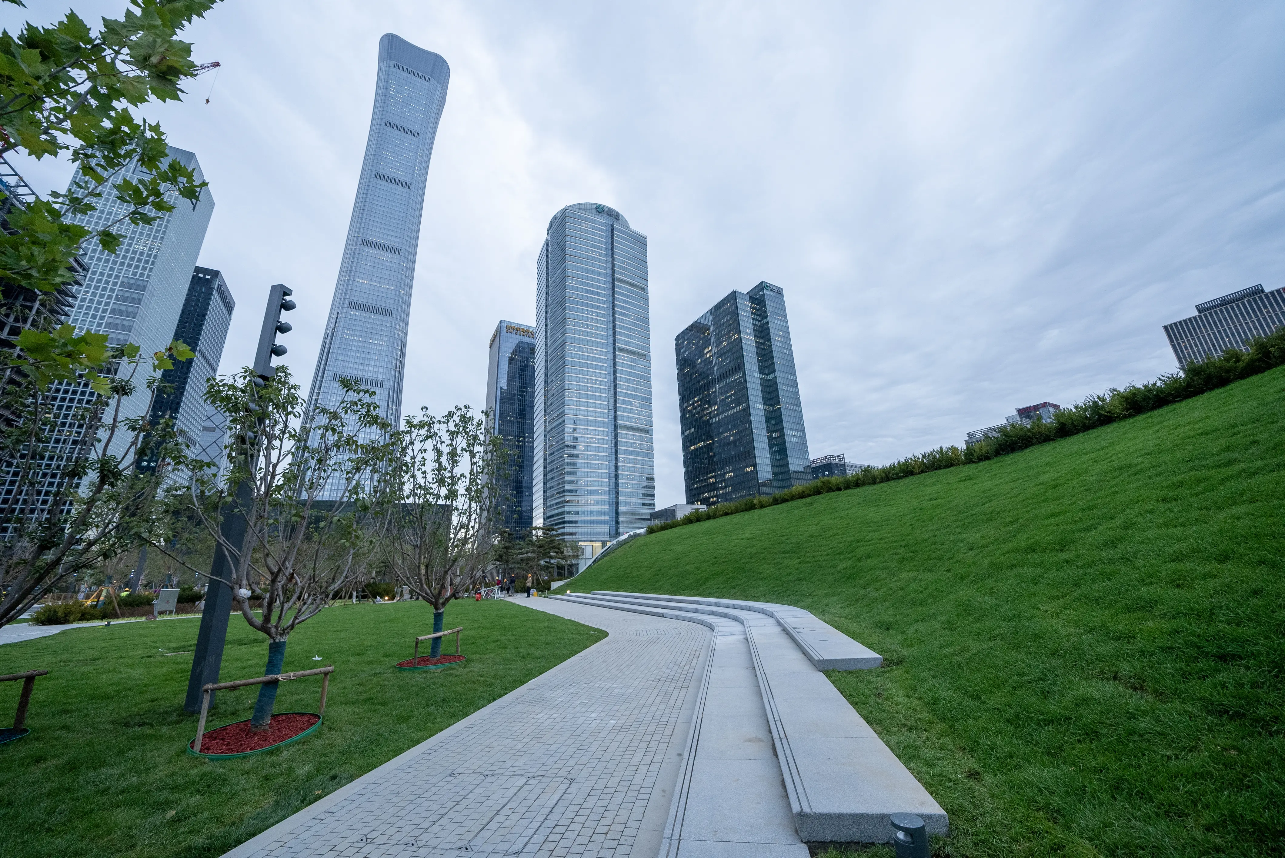 附近人一百元一次,城市边缘区域隐秘交易与人性较量