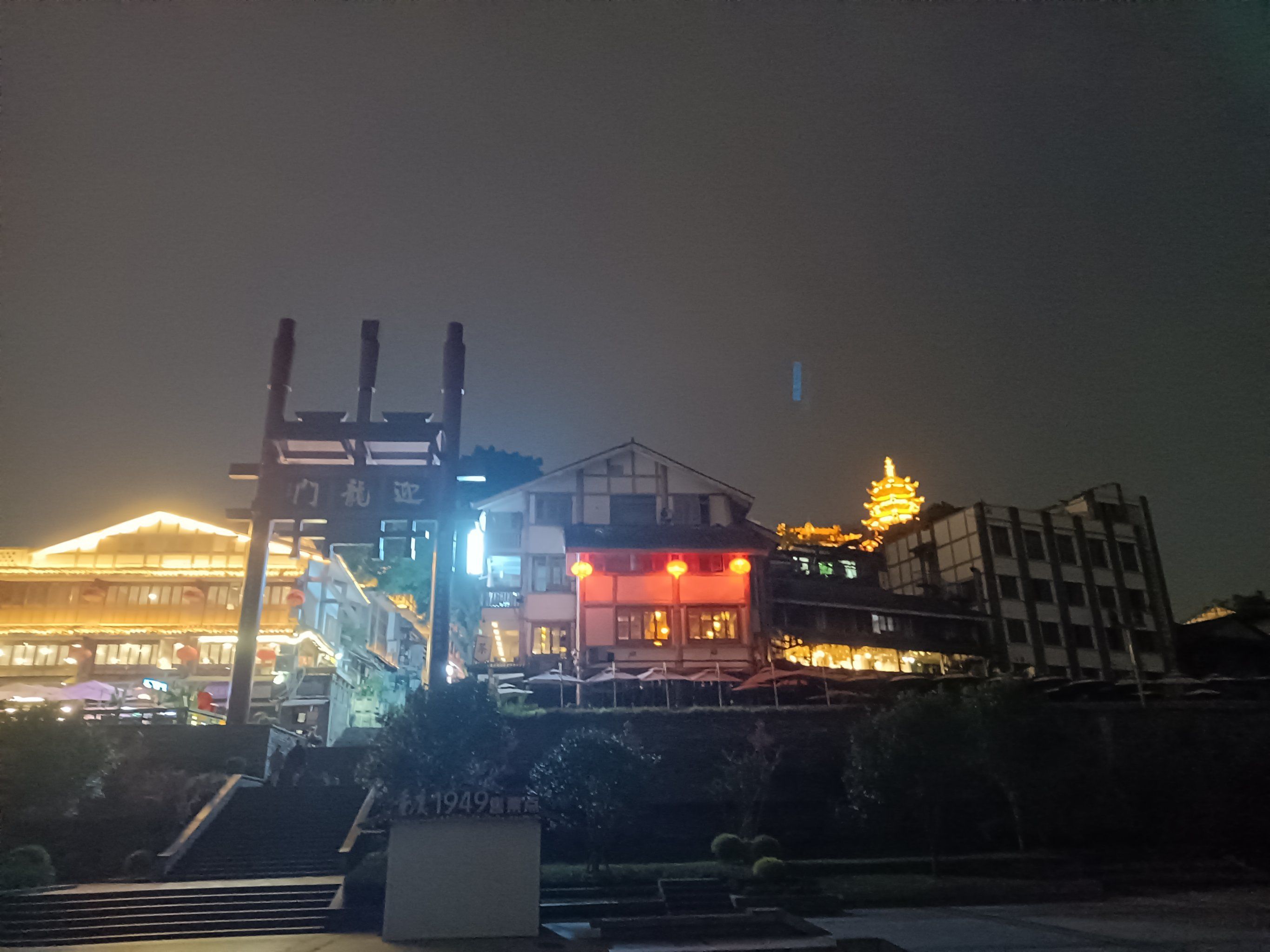 武昌火车站后街鸡街探秘：历史沿革与现状揭秘
