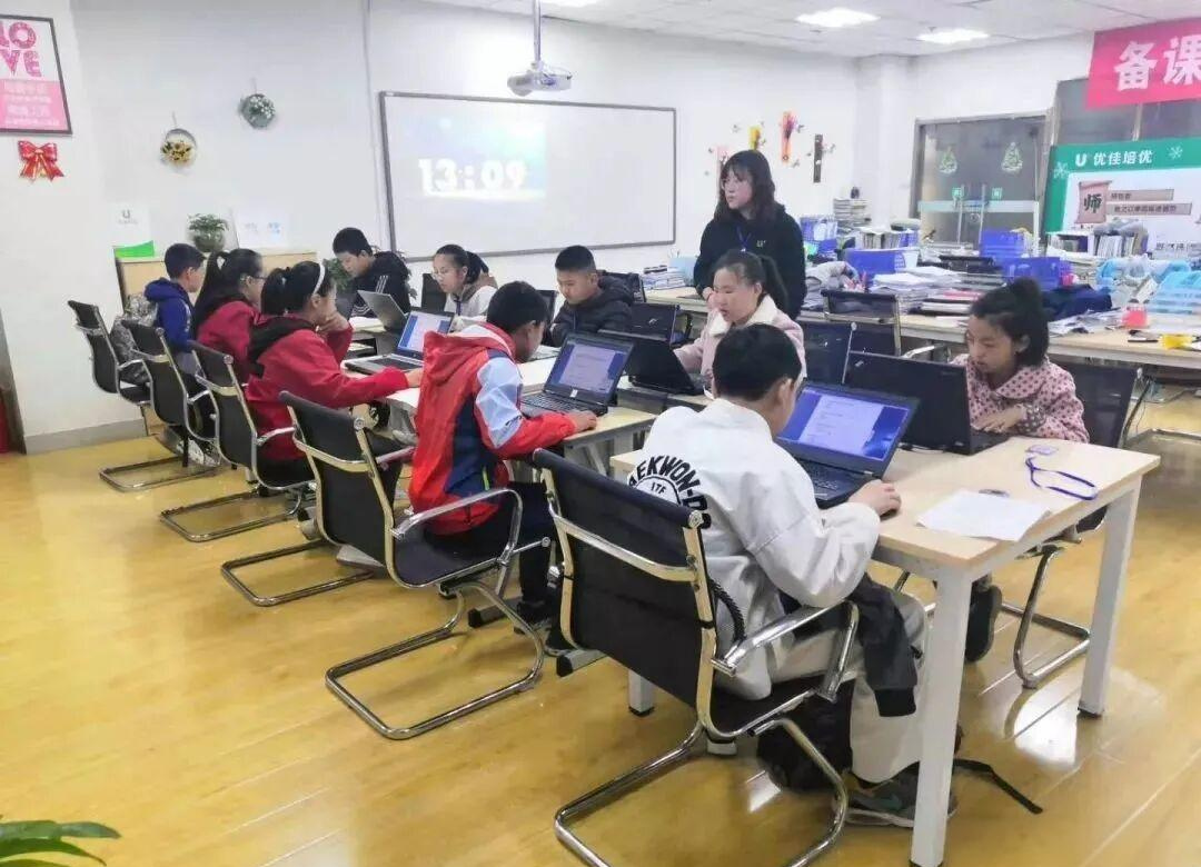 骗子登台演戏，表演“小升初的套路”？...