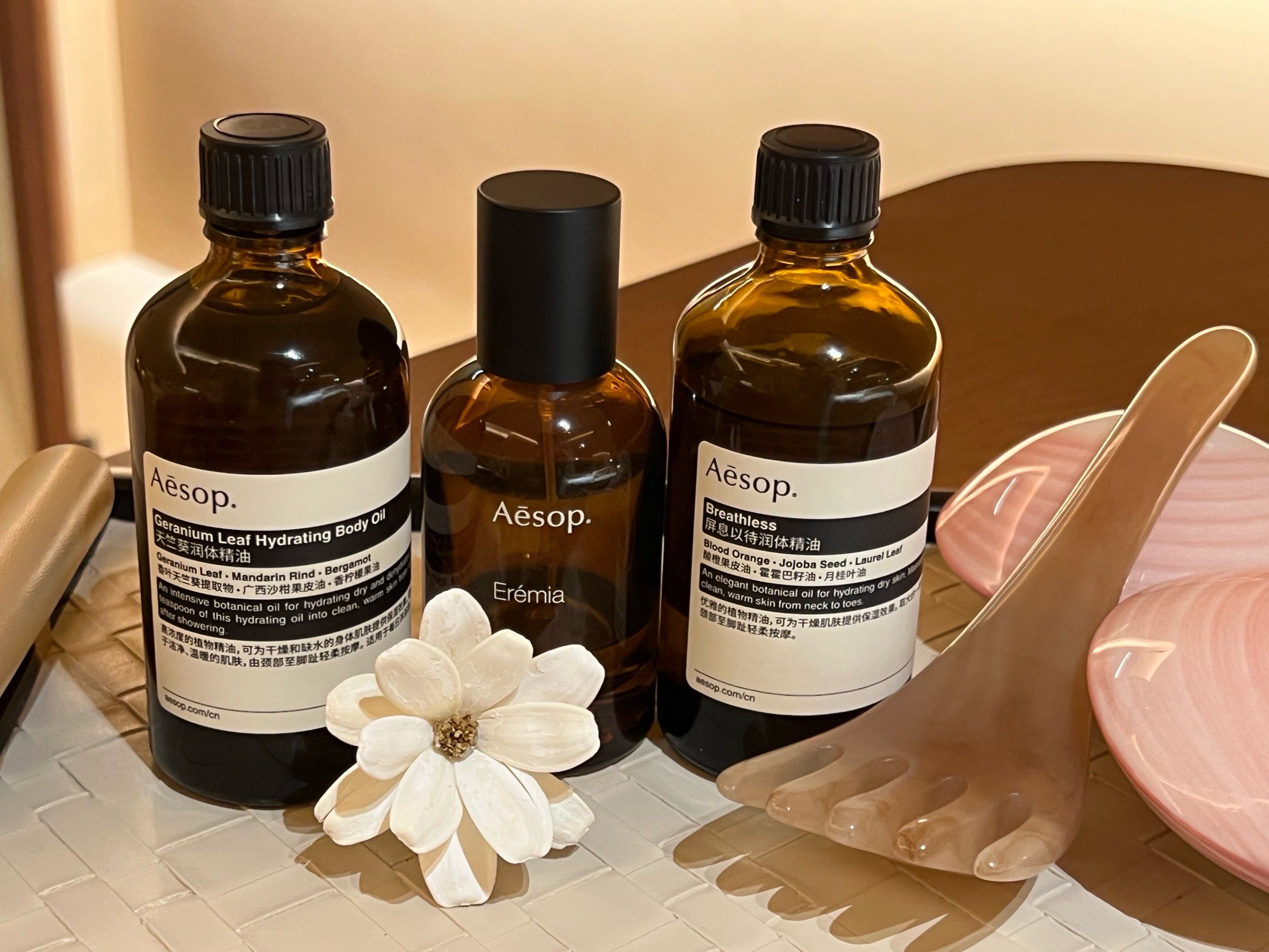 惊人动态：三个日本少妇精油按摩是什么？专业步骤解析与使用效果分享