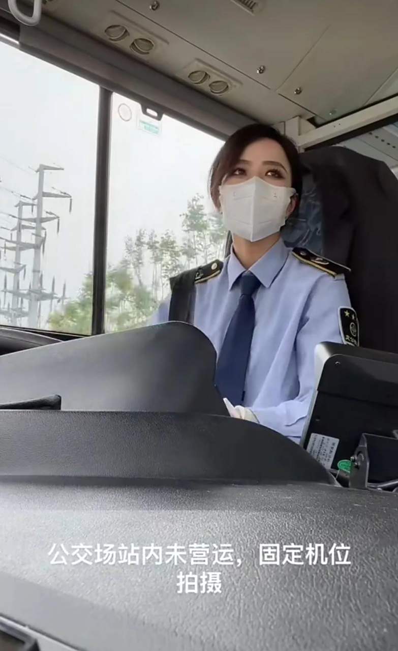 为何高颜值网红总是陷入争议？揭秘百万流量背后的生存之道