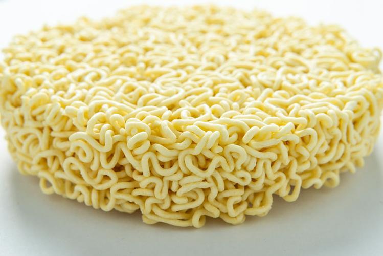 方便面60岁,从轻奢到垃圾食品...